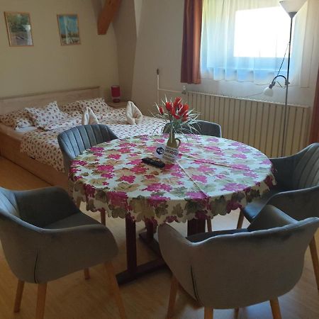 Vecsey Apartman Apartment Егер Екстериор снимка