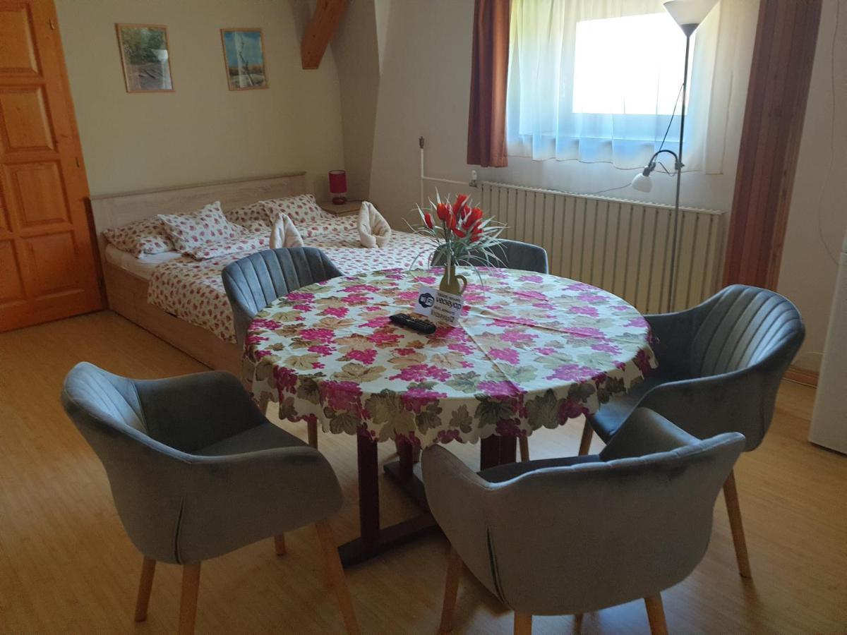 Vecsey Apartman Apartment Егер Екстериор снимка