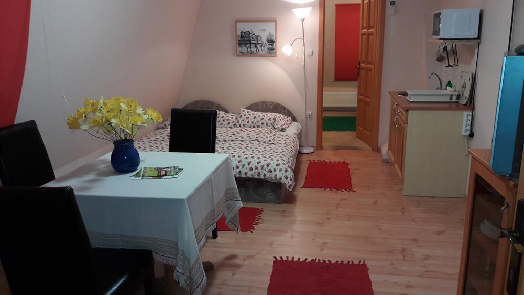 Vecsey Apartman Apartment Егер Екстериор снимка